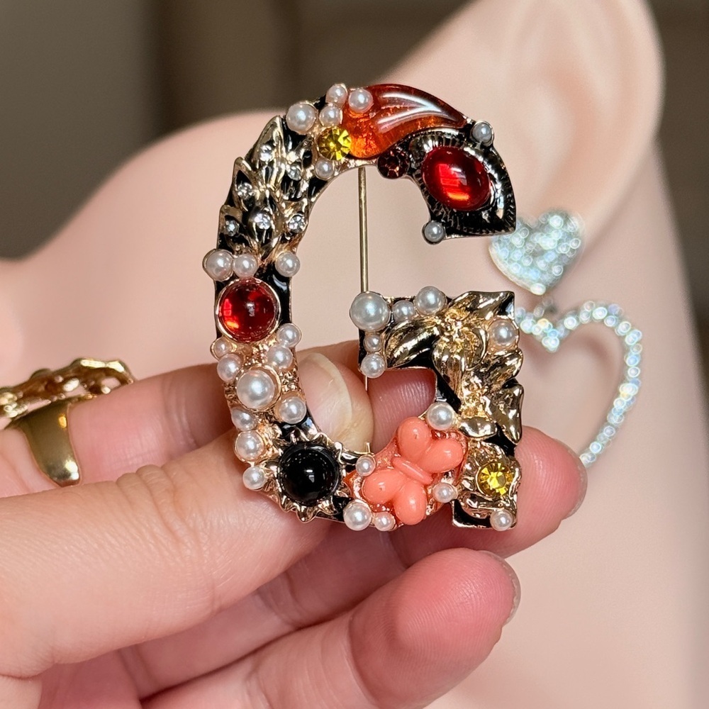⚜️ Trebndy Gold and Red Brooch with Pearl Accents - Picture 3 of 9